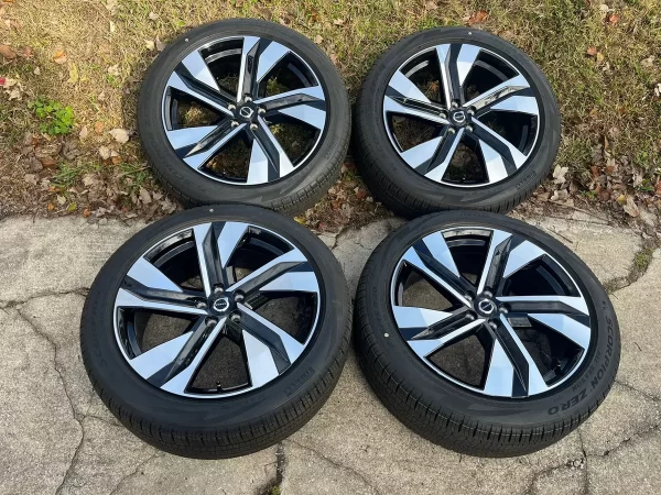 Volvo XC40 20 Inch Wheels OEM Pirelli Tire 245/45R20